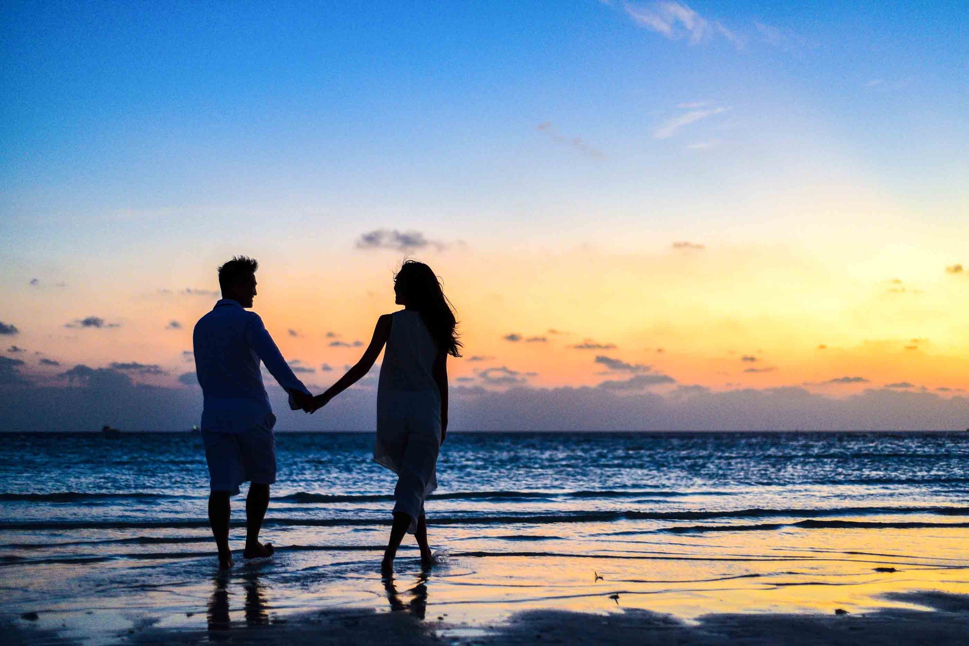 activity-to-do-as-a-couple-summer-header Section’s illustration of 5 activities to do as a couple this summer header